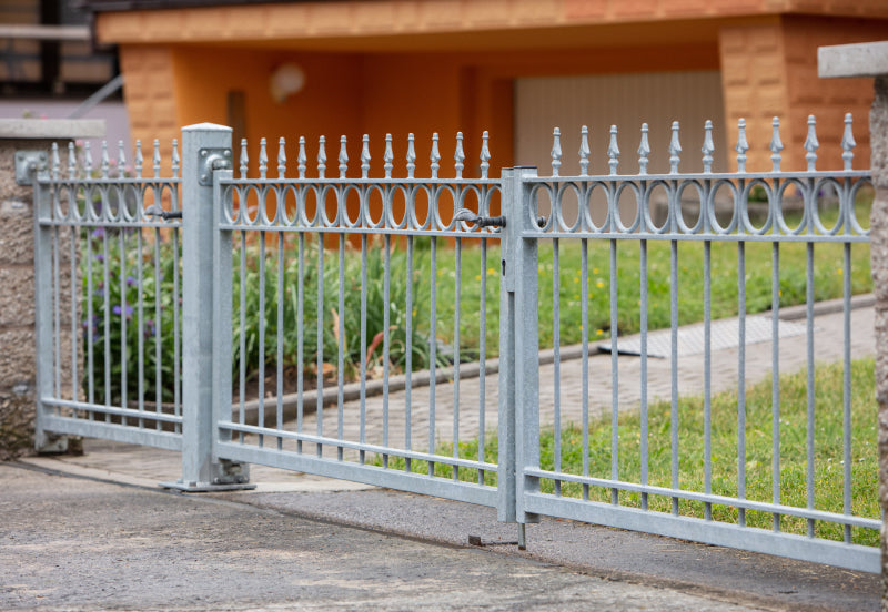 Gartentor Belluno in feuerverzinkt an Hofeinfahrt