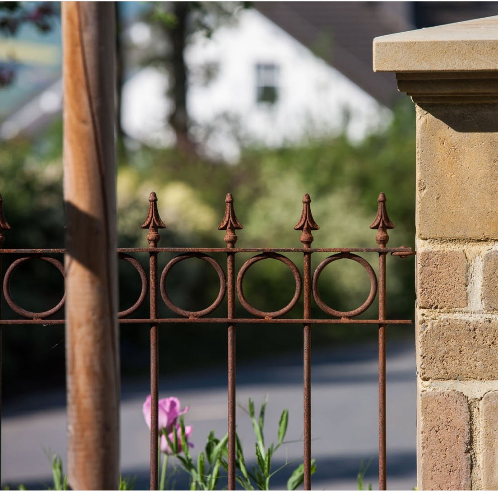 Schmiedezaun Belluno an Mauerpfosten | Unbeschichtet