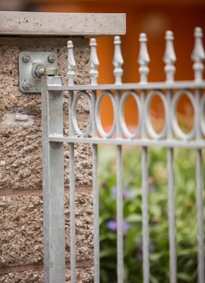 Zaunmodell "Belluno" in feuerverzinkt an einen Steinpfosten montiert