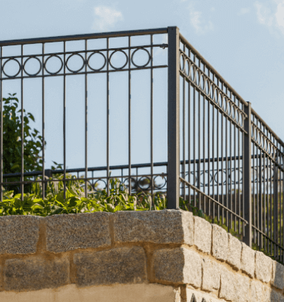 Geländer Belluno auf einer Steinmauer | Pulverbeschichtet Anthrazit