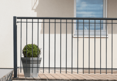 Geländer Ancona vor einer Hauswand | Pulverbeschichtet Anthrazit
