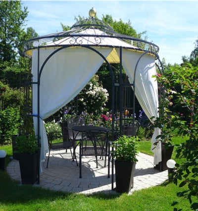 Pavillon Siena mit Sonnensegel in einem grünen Garten