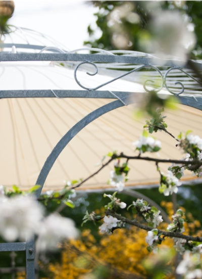 Nahaufnahme feuerverzinkter Pavillon mit Dekorkugel und Sonnensegel