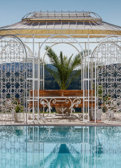 Pavillon Verona mit Sonnensegel hinter Pool