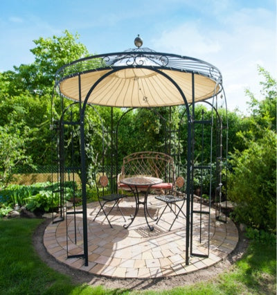 Pavillon Milano mit Sonnensegel in einem grünen Garten auf gepflastertem Boden