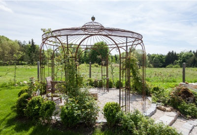 Pavillon Florenz mit Dekorkugel in einem Garten