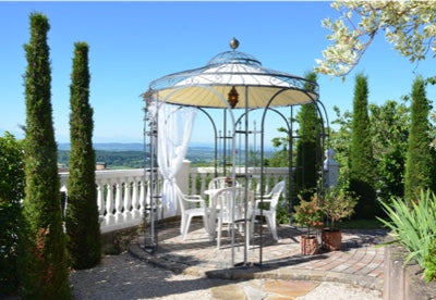 Pavillon Siena mit Sonnensegel auf Terrasse mit schöner Aussicht