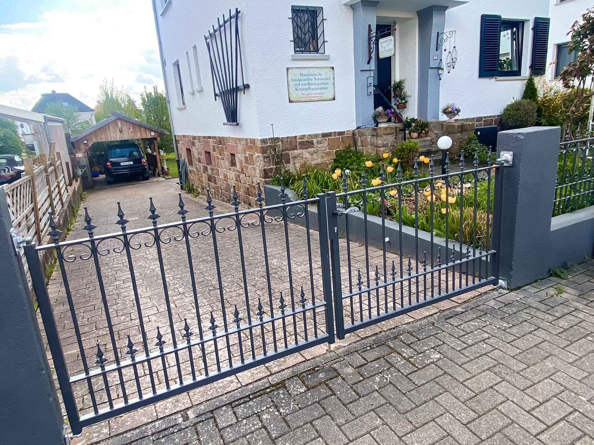 Zweiflügeliges Tor Lucca zwischen einer Mauer montiert, vor einer Hofeinfahrt | Pulverbeschichtet Anthrazit