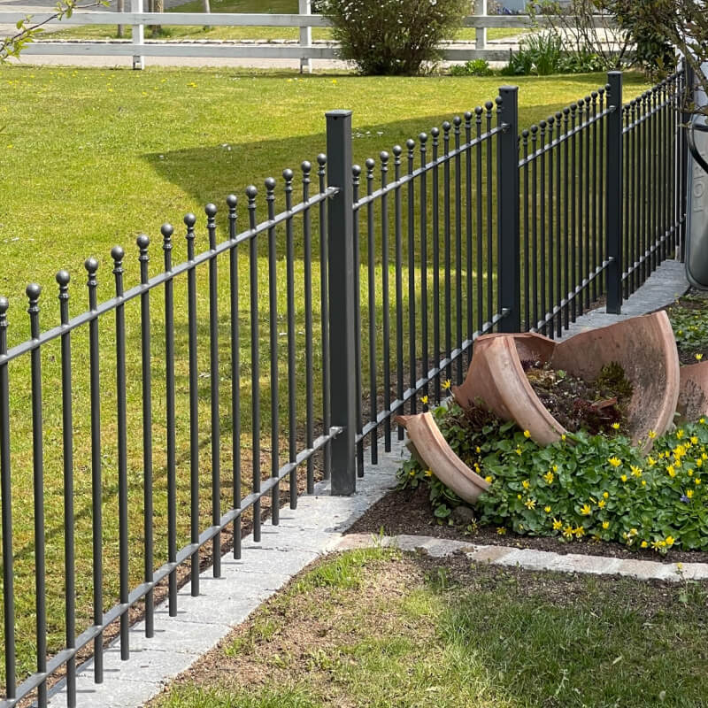Zaun Ancona abgestuft montiert in einem Garten mit leichtem Hang | Pulverbeschichtet anthrazit