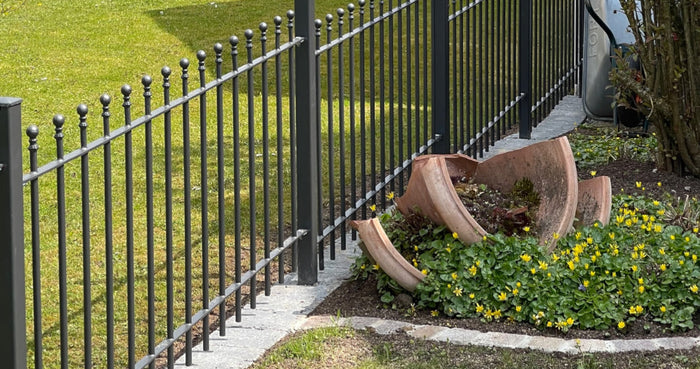 Place lawn edge under the fence
