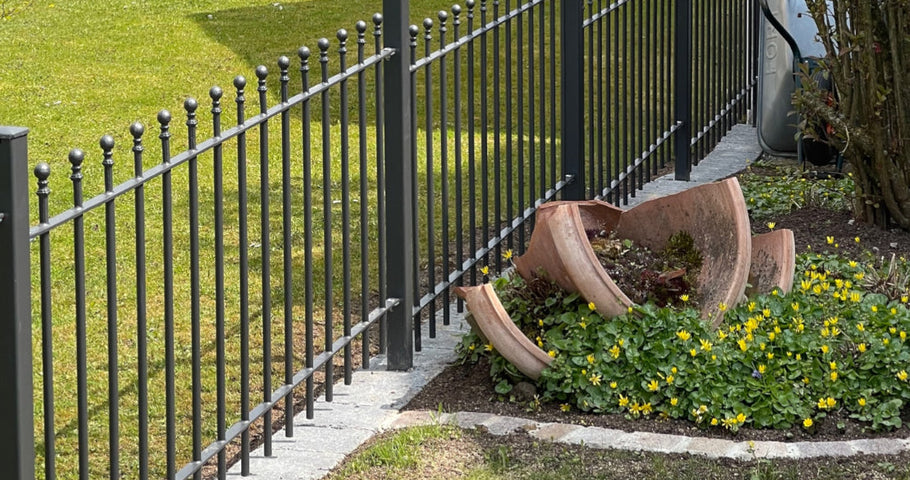 Place lawn edge under the fence