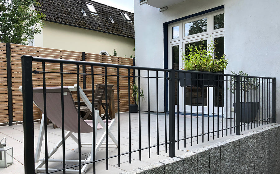 Terrassenzaun Ancona in pulverbeschichtet Anthrazit als stilvolle Abgrenzung