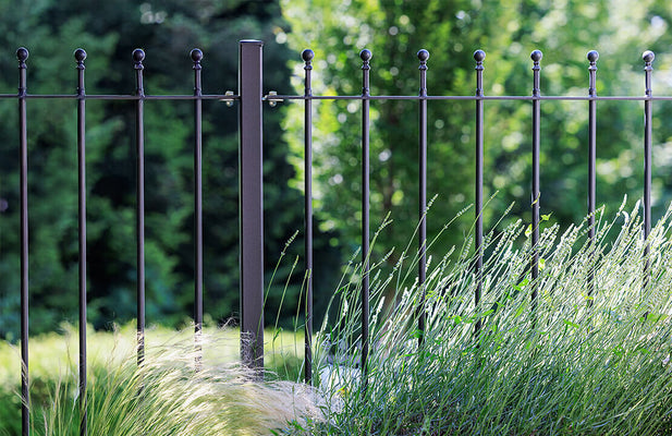 Zaun selber montieren: Mit diesen Tipps gelingt der Aufbau sicher und einfach