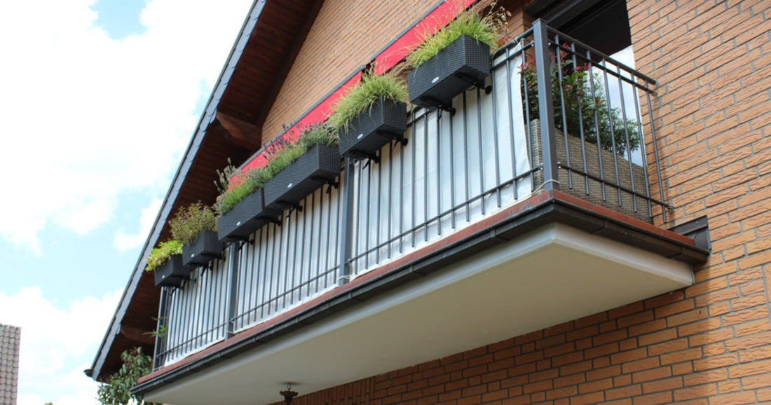 Balkon mit Sonnenschutz, Markisen und dem ELEO Geländer Ancona ausgestattet