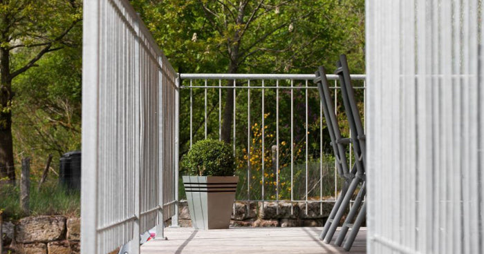 Metal railings vs. wooden railings in comparison