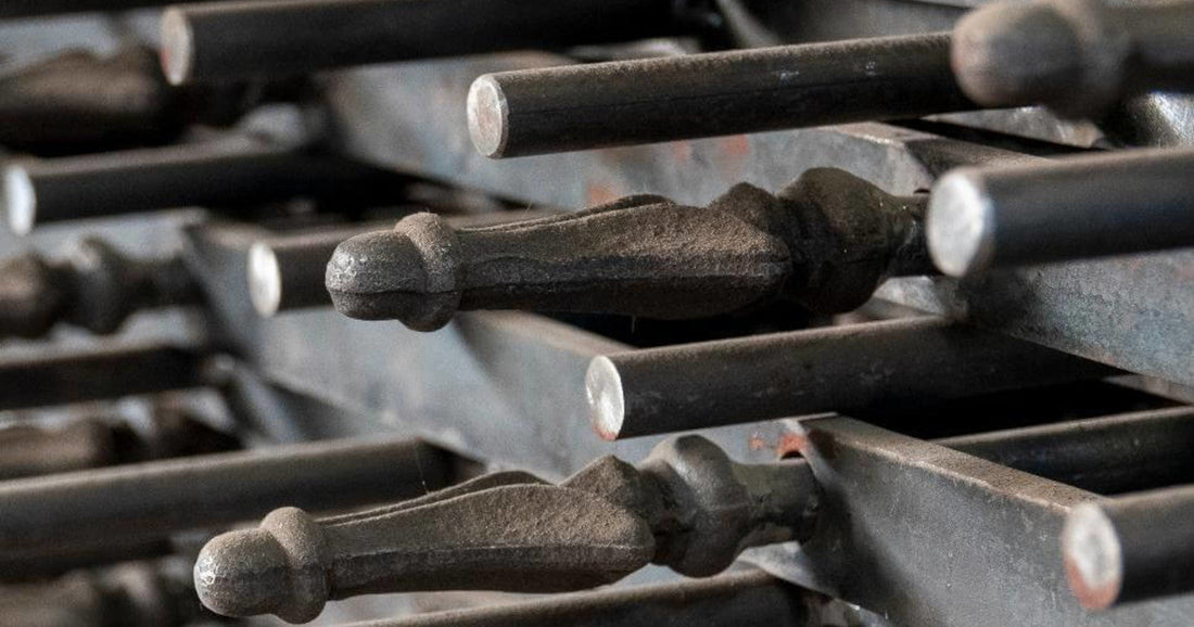 Detailaufnahme Schmiedezaun von ELEO mit Pinienspitzen