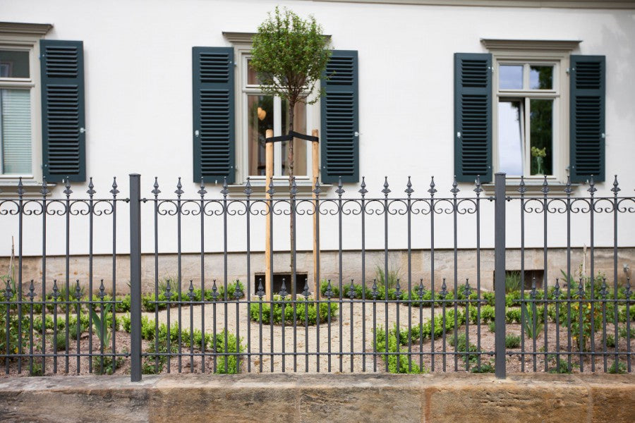 Zaun Lucca frontal vor Villa Victoria auf Sandsteinmauer montiert | Pulverbeschichtet Anthrazit