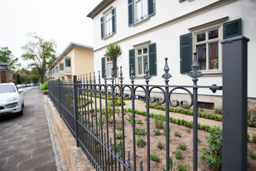 Zaun Lucca vor Villa Victoria seitliche Aufnahme | Pulverbeschichtet Anthrazit