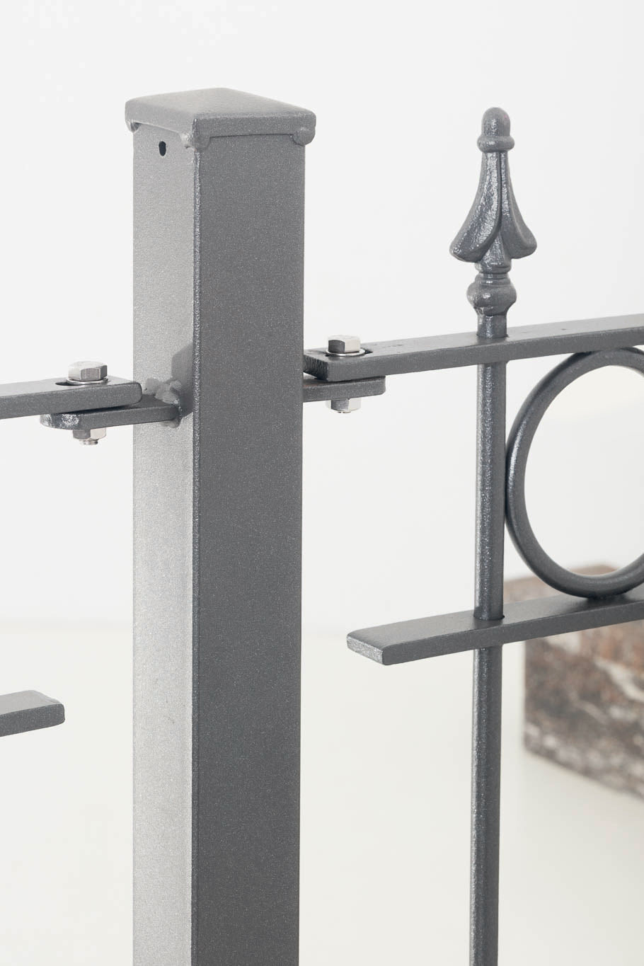 Nahaufnahme Zaunpfosten in pulverbeschichtet anthrazit