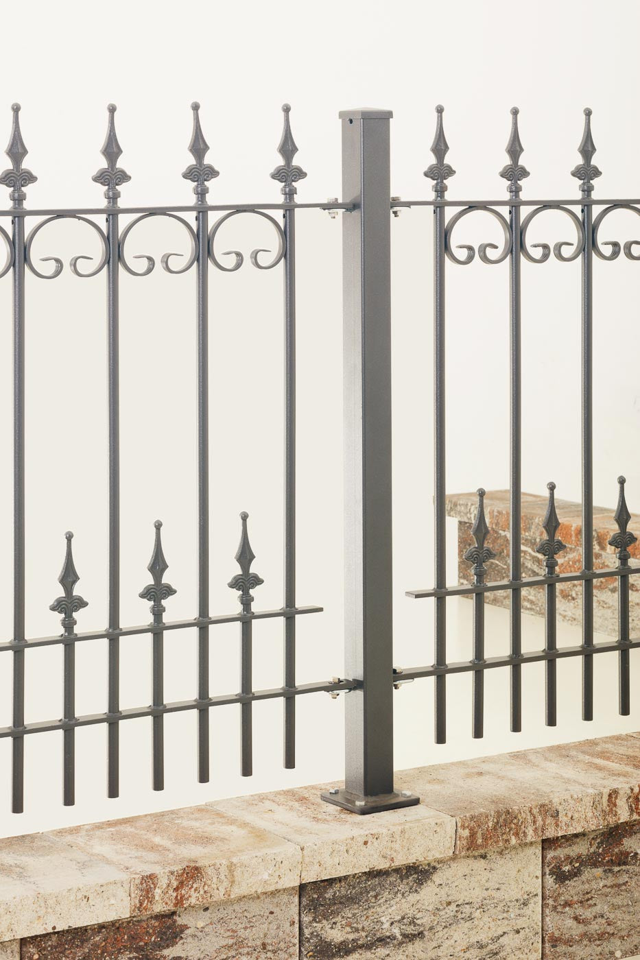 Zaunpfosten mit Zaun Lucca auf Steinmauer | pulverbeschichtet anthrazit