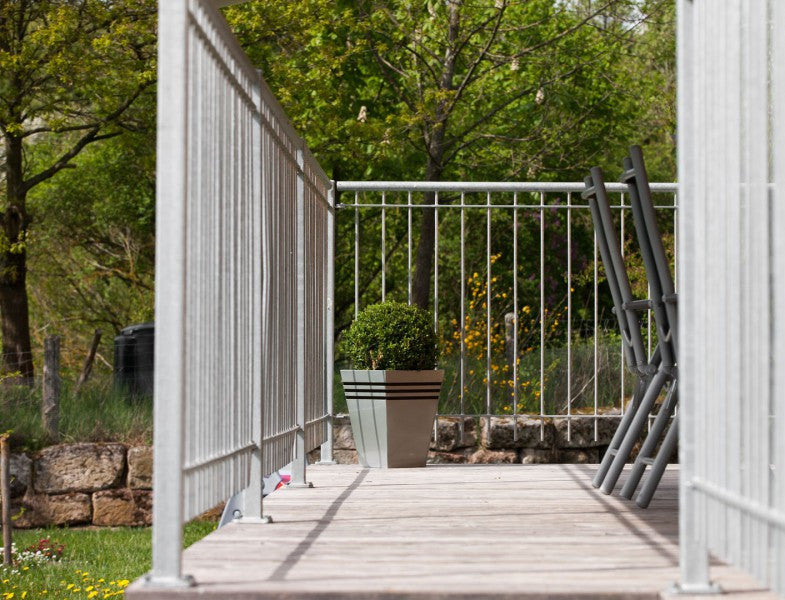 Geländer Ancona auf einer erhöhten Terrasse im Sommer | Feuerverzinkt