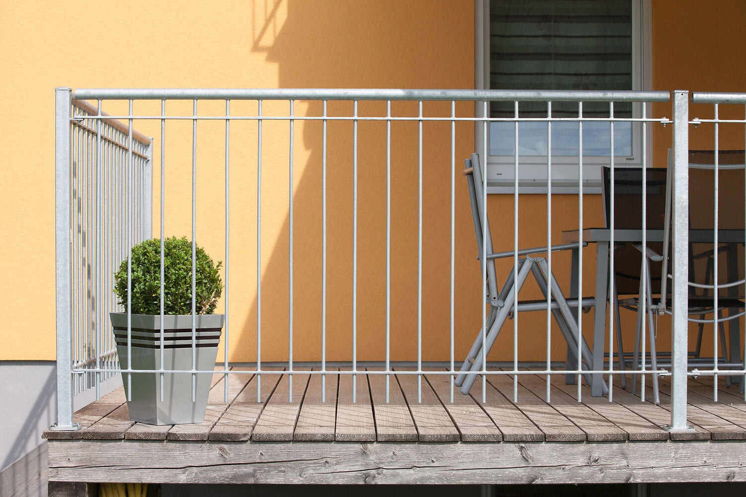 Geländer Ancona in feuerverzinkt auf einem sommerlichen Balkon