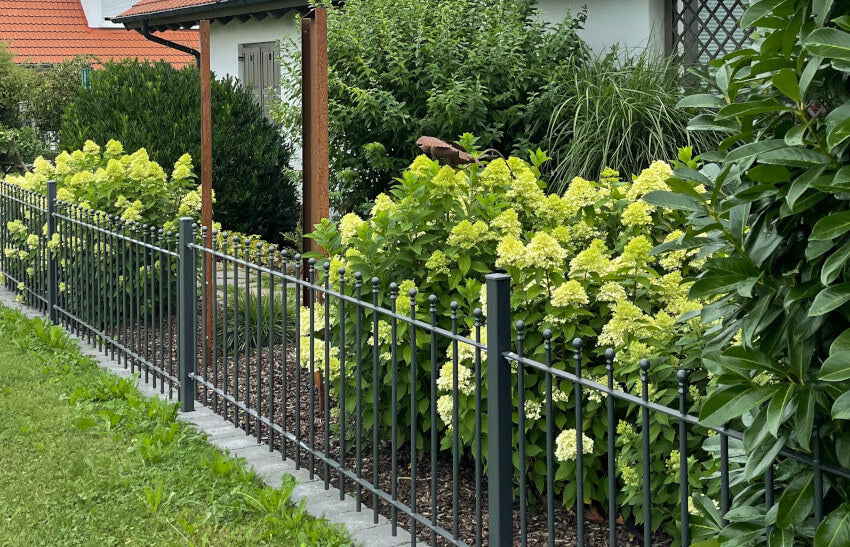Zaun Ancona vor einem Garten | Pulverbeschichtet Anthrazit