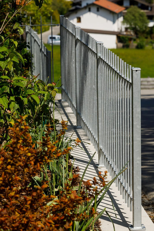 Zaun Padua in Feuerverzinkt an einer Straße als Grundstücksgrenze