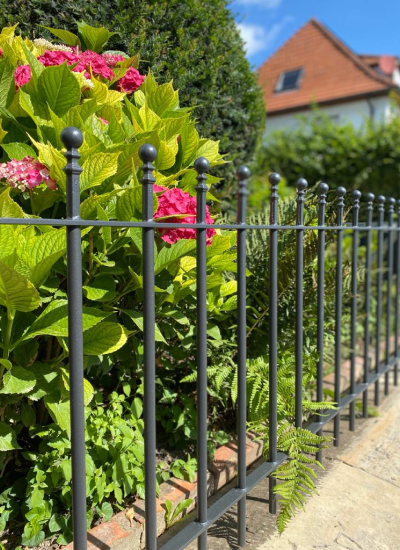 Zaun Ancona vor einem Garten | Pulverbeschichtet Anthrazit
