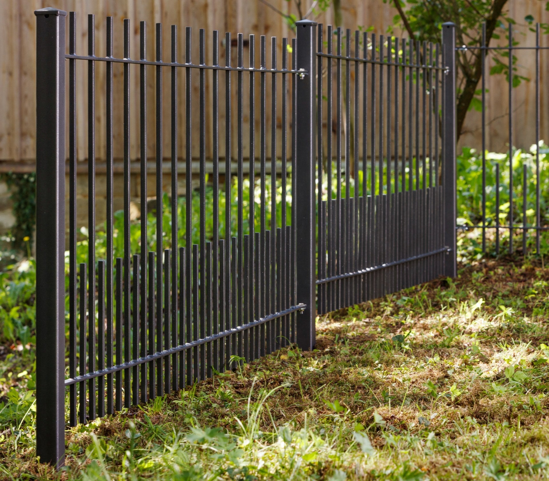 Zaun Perugia in Garten montiert | pulverbeschichtet anthrazit