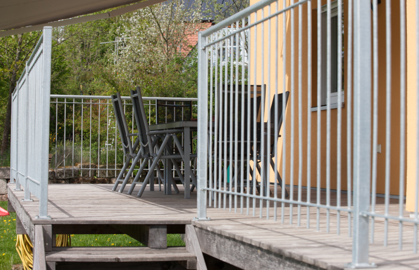 Gelaender Ancona auf Holzterrasse mit Treppe | Feuerverzinkt