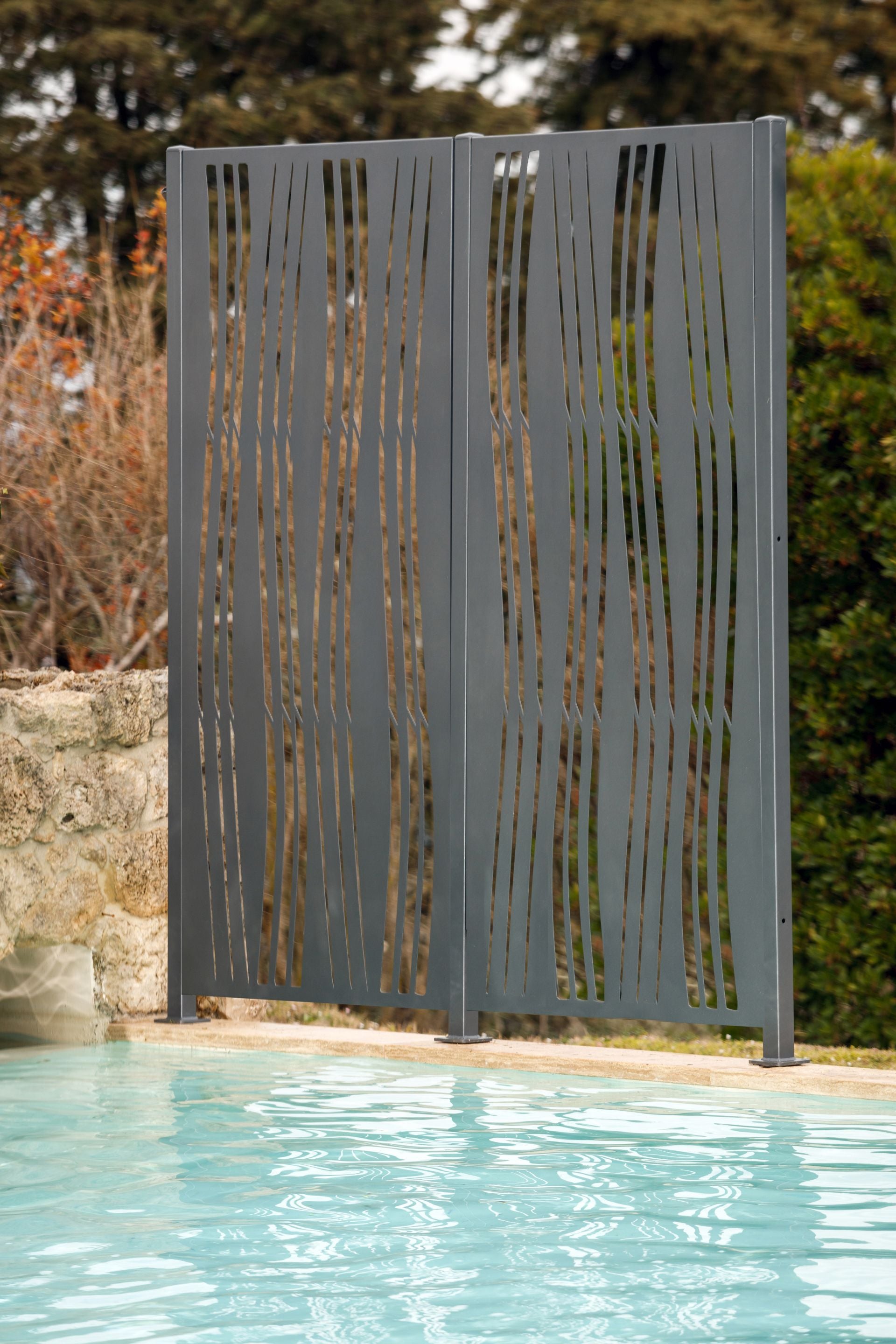 Sichtschutz Arno zwei Elemente am Pool | Pulverbeschichtet Anthrazit