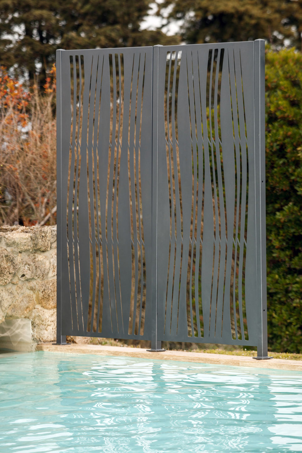 Sichtschutz Arno am Pool montiert | Pulverbeschichtet Anthrazit