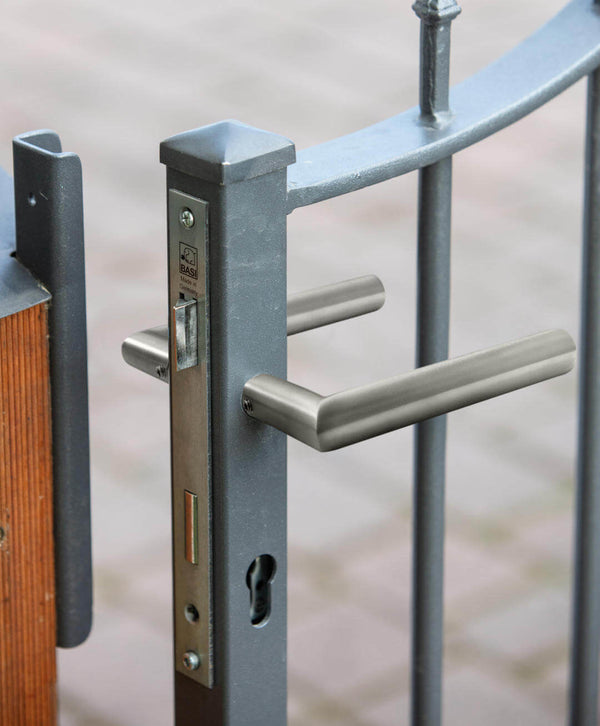Detailaufnahme Schließzylinder und Drückergarnitur modern an Gartentor Ancona in geschwungener Form | Pulverbeschichtet Anthrazit
