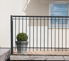 Geländer Ancona in pulverbeschichtet Sonderfarbe RAL 9005 Tiefschwarz auf einem Balkon