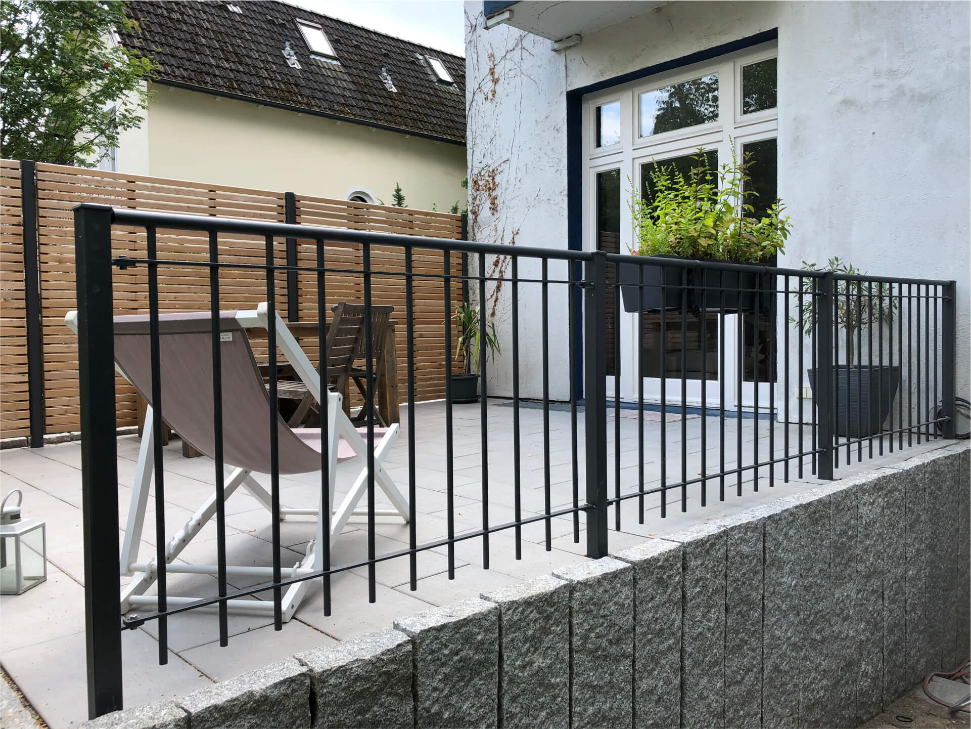 Geländer Ancona auf einer modernen Terrasse | Pulverbeschichtet Sonderfarbe RAL 9005 Tiefschwarz