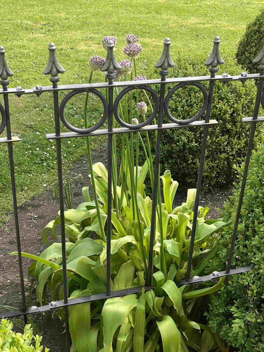 Steckzaun Belluno in unbeschichtet in einem Beet