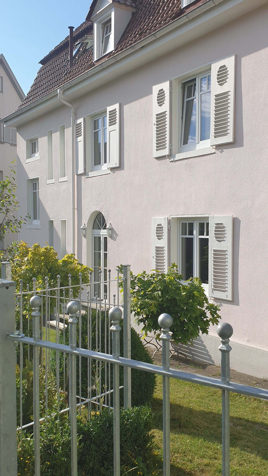 Zaun Ancona über Ecken vor einem Haus montiert | Feuerverzinkt
