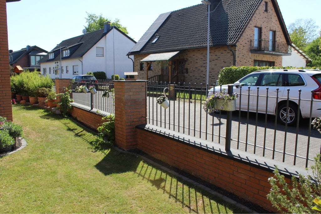 Zaun Ancona auf Backsteinmauer an einer Straße | Pulverbeschichtet Anthrazit