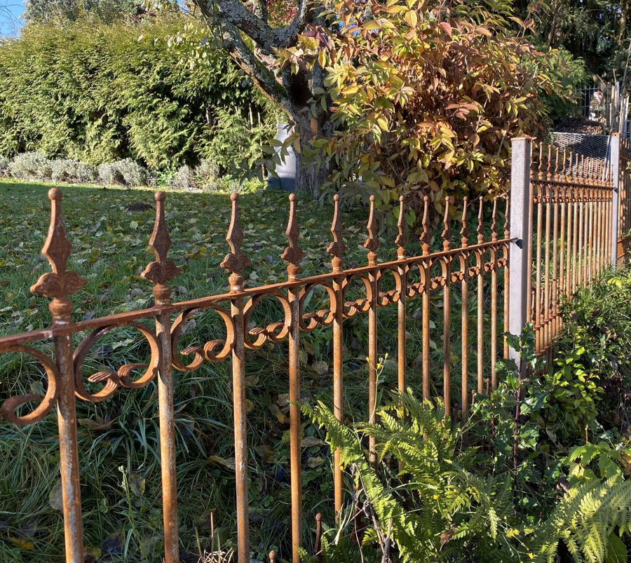 Zaun Lucca höhenversetzt montiert in einem herbstlichen Garten | Unbeschichtet