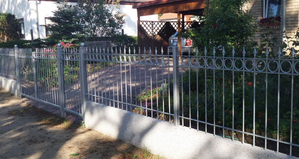 Zaun Belluno mit Gartentor als Grundstücksabgrenzung vor einem Haus | Feuerverzinkt
