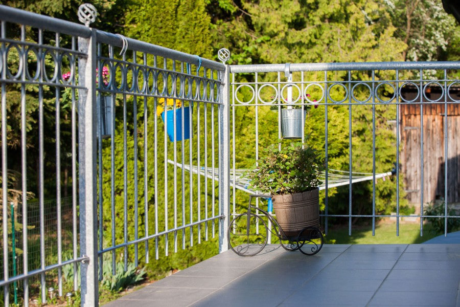 Geländer Belluno über Eck montiert an Terrasse | Feuerverzinkt