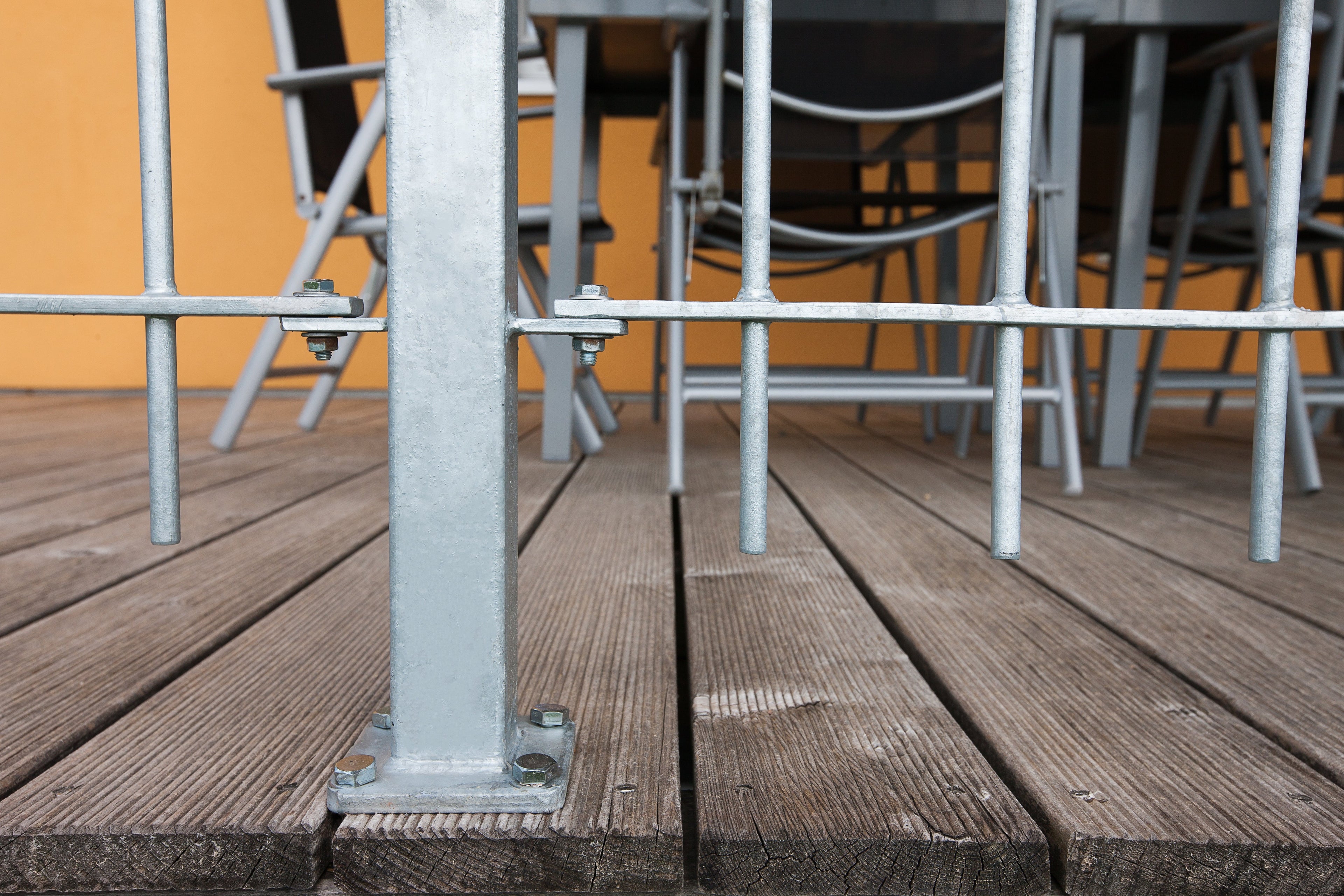 Geländer Ancona Detailansicht Befestigungsplatte von Pfosten auf Terrasse | Feuerverzinkt