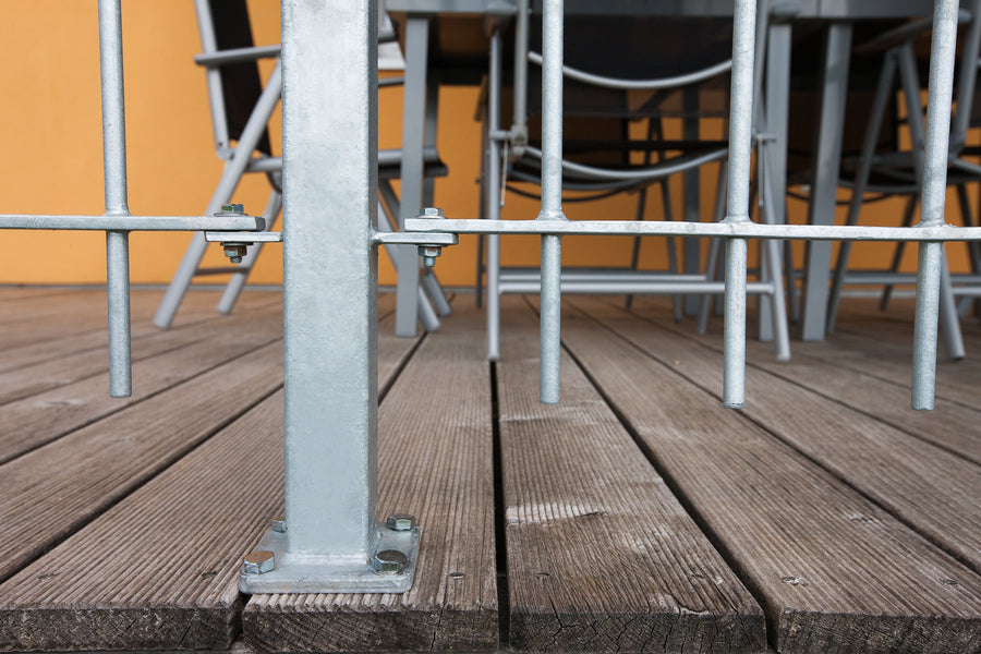 Geländer Ancona Detailansicht Befestigungsplatte von Pfosten auf Terrasse | Feuerverzinkt