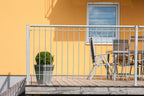 Geländer Ancona Frontalansicht auf Terrasse vor gelben Haus | Feuerverzinkt