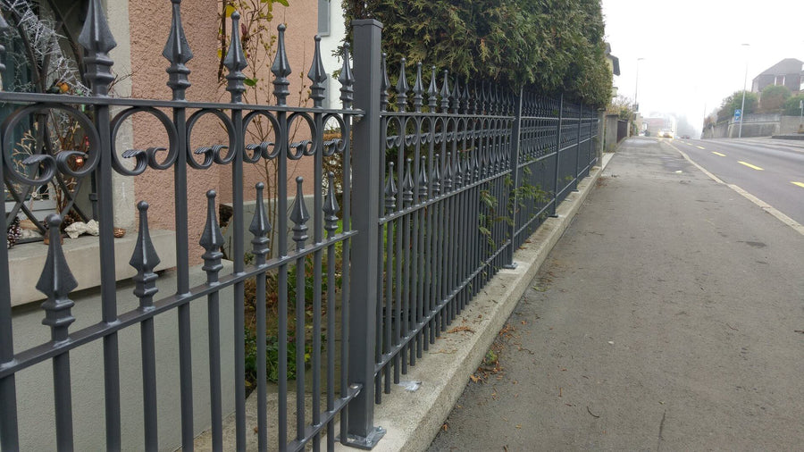 Zaun Lugano neben einem großen Gehweg als Grundstückgrenze | Pulverbeschichtet Anthrazit