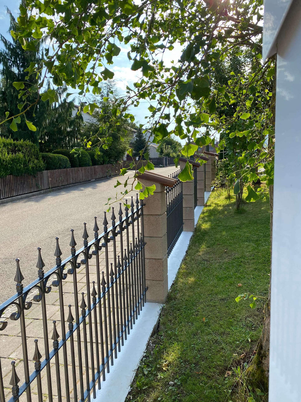 Zaun Lugano an der Straße zwischen Steinpfosten | Pulverbeschichtet Anthrazit