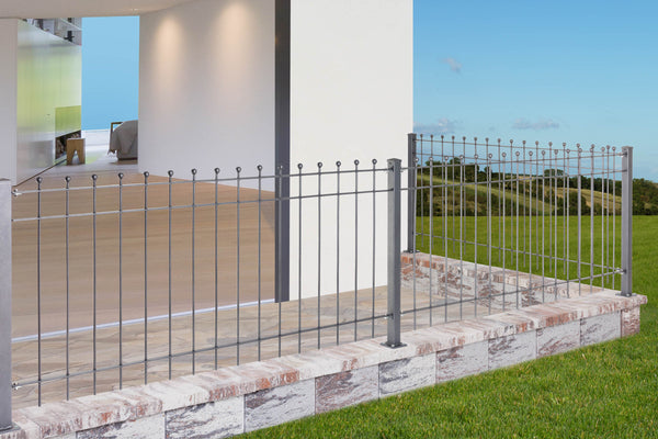 Zaun Como als Terrassenabgrenzung auf Steinmauer montiert | Pulverbeschichtet Anthrazit